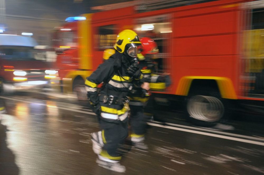 SPREČENA TRAGEDIJA NA VRAČARU: Vatrogasci spasili bračni par iz zapaljenog stana