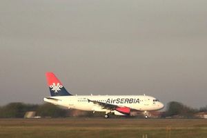 KVAR NA ERBASU: Avion Er Srbije pun putnika morao da se vrati u Abu Dabi