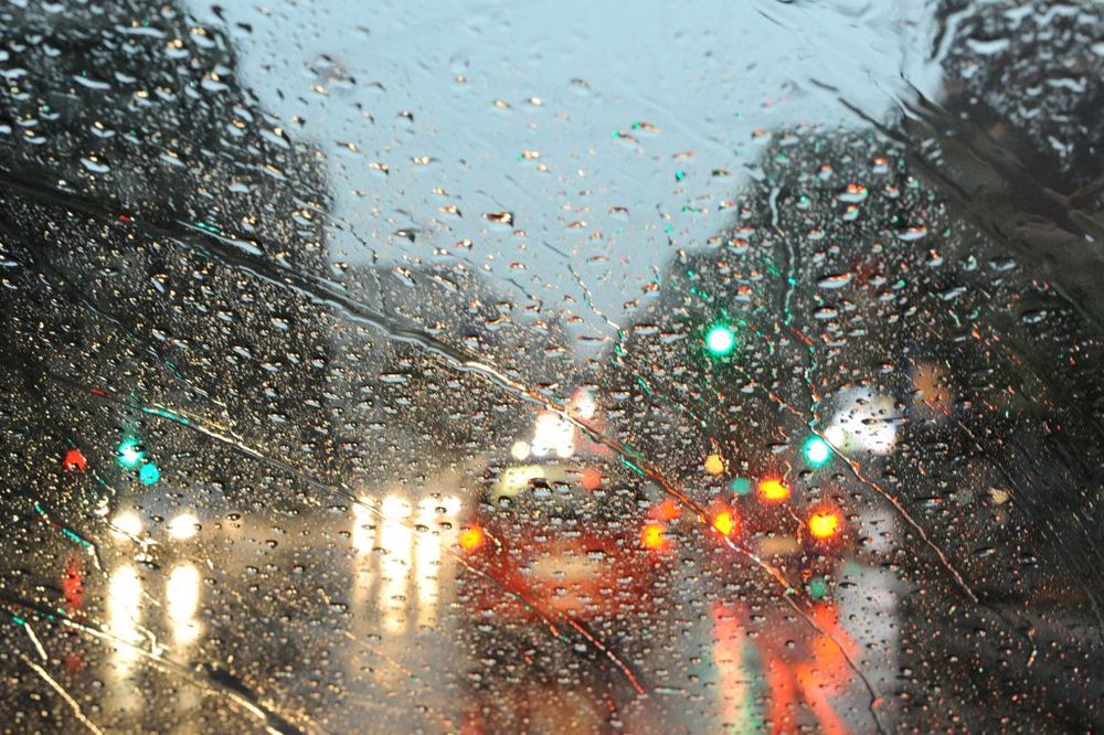 VOZAČI, OPREZ: Saobraćaj usporen zbog kiše, zastoja nema