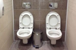 BRUKA U SOČIJU: Napravili muški WC sa dve šolje!