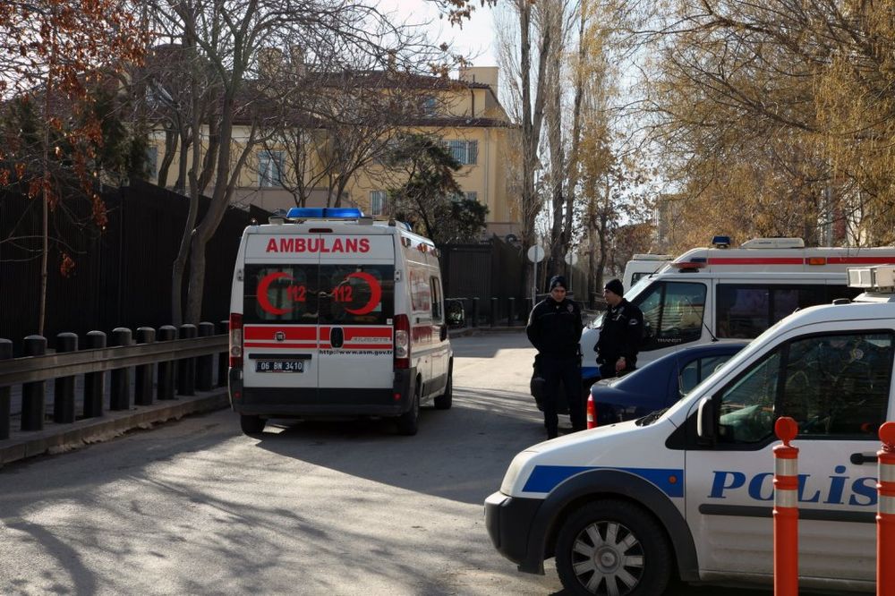 TRAGEDIJA U ISTANBULU: Pao krov džamije poginule tri osobe, 22 osobe ranjene!!