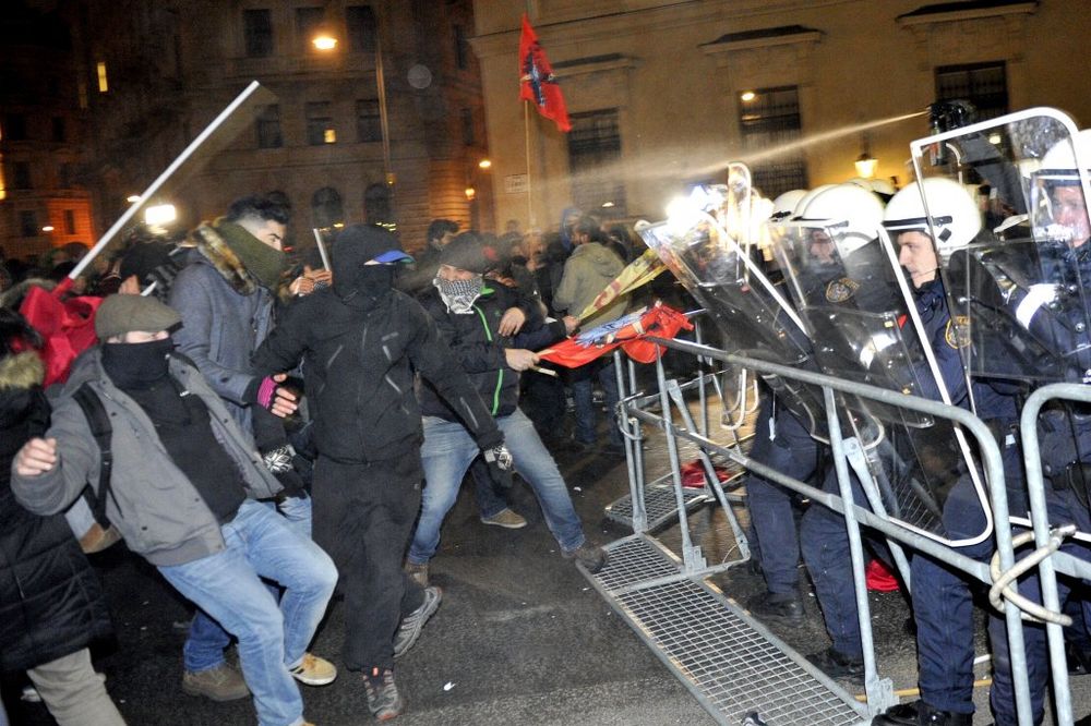GUŽVA U BEČU: Levičari se tukli s policijom protiv bala desničara