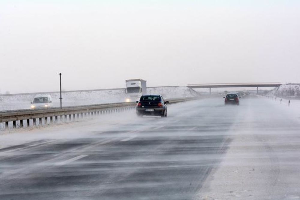 ČUVAJTE SE POLEDICE: Zbog snega saobraćaj po mokrim i klizavim kolovozima