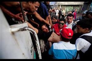 NEREDI U KARAKASU: Policija pucala gumenim mecima po Madurovim protivnicima