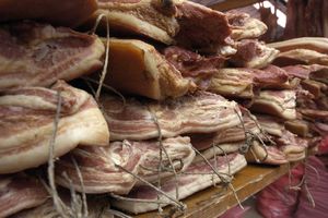 SLANINIJADA U KAČAREVU: Majstoru topljenja slanine Zlatni čvarak