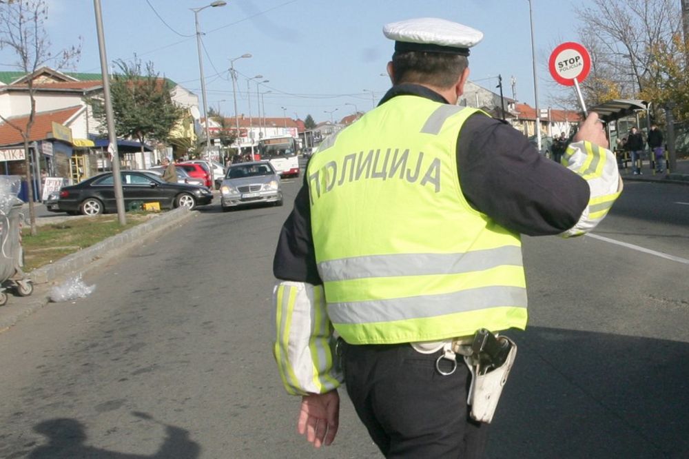 U CENTRU BEOGRADA: Bahati vozač mercedesa odbio da da dokumenta i pregazio policajca!