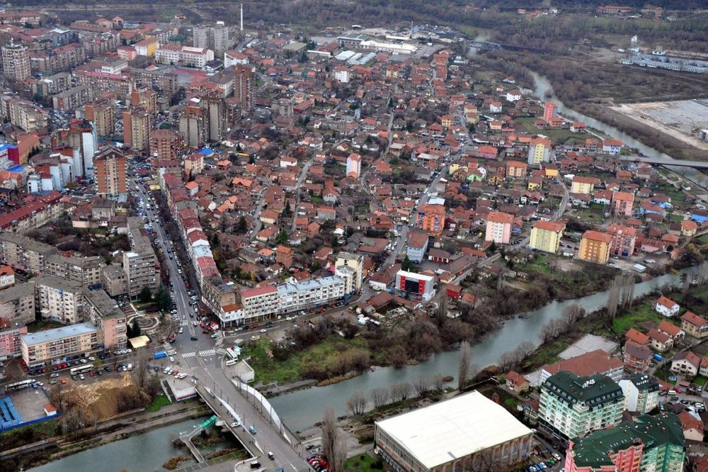 PONOVO NA METI: Kamenovana bivša zgrada opštine Kosovska Mitrovica