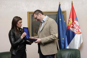PRIJEM U VLADI SRBIJE: Ivana Španović poklonila medalju Aleksandru Vučiću
