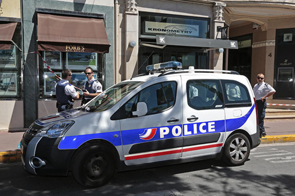 UBILI GA NA LICU MESTA: Vikao Alah akbar i nožem napao francuske policajce!