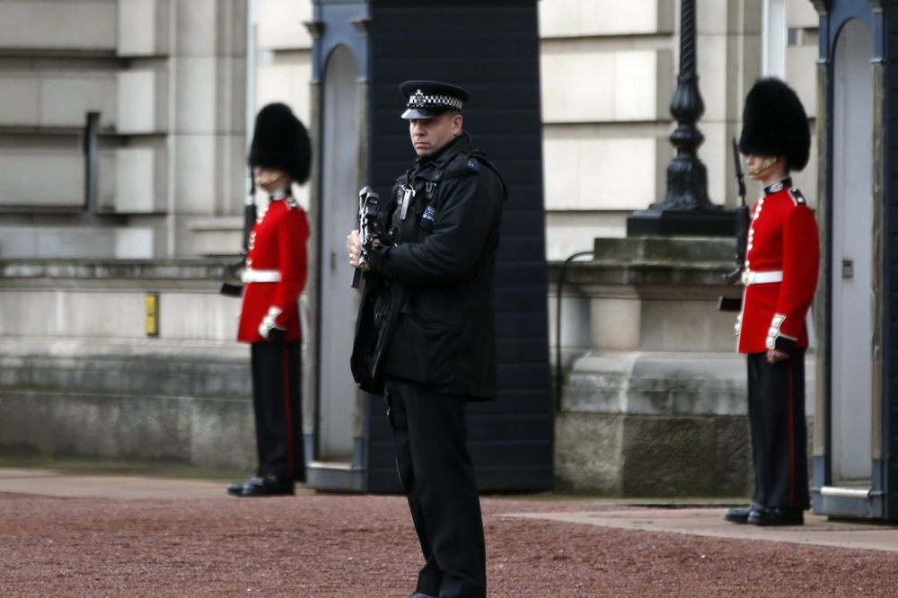 DRAMA U LONDONU: Osuđivani ubica preskočio zid Bakingemske palate i pokušao da dođe do kraljice!