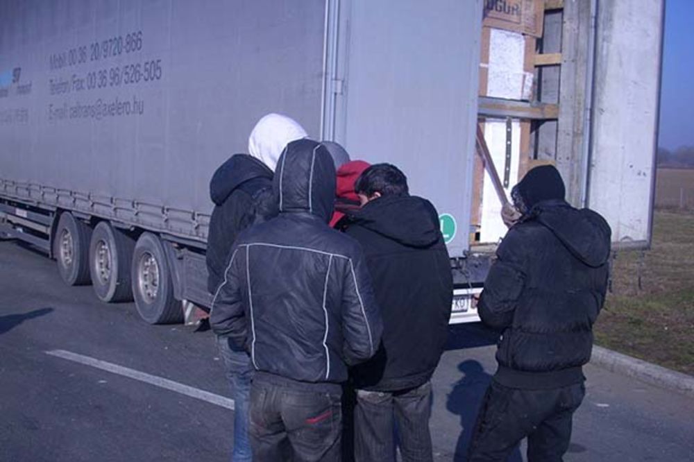 UHAPŠEN  SRPSKI DRŽAVLJANIN: U kombiju švercovao 12 sirijskih izbeglica!