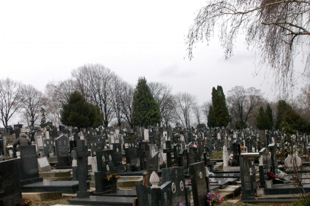MISTERIJA U JAGODINI: Pronašli telo mladića (27) na Ruskom groblju!