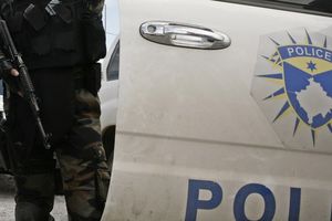 SPREČEN ŠVERC ORUŽJA IZ ALBANIJE: Pokušali da unesu 3 automatske puške u delovima na KiM