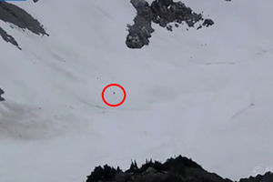 SNIMLJENO VELIKO STOPALO: Neverovatnom brzinom po snegu se penje po planini!