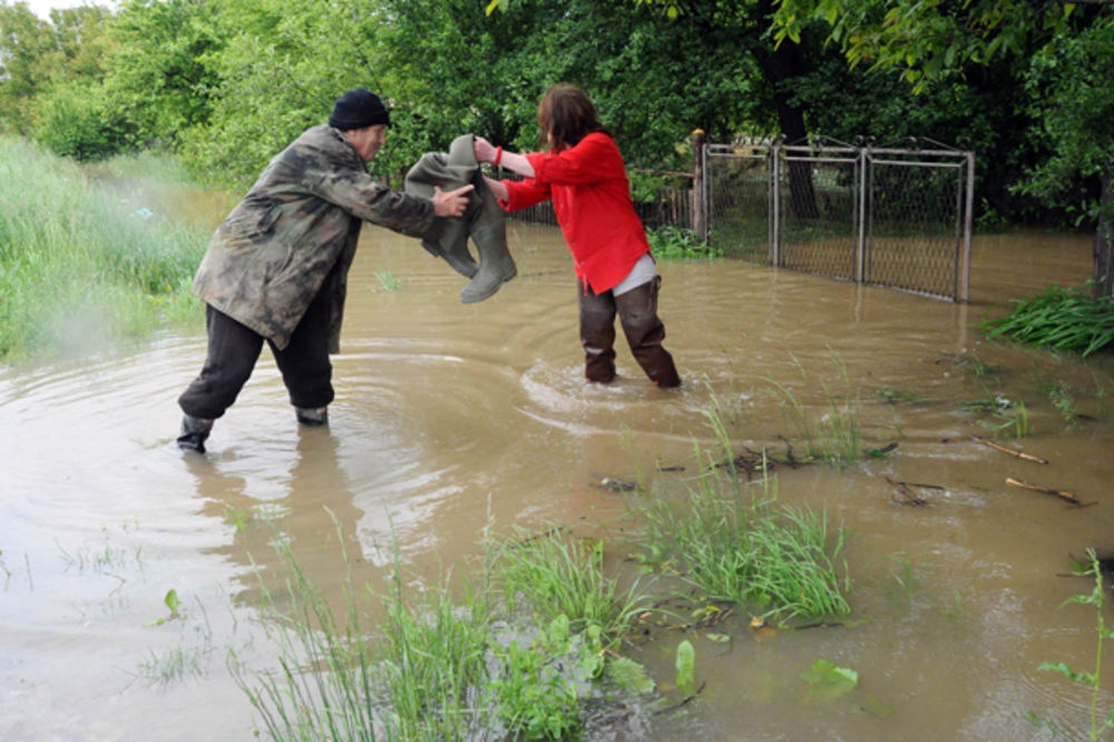 PRAVA DRAMA U POŽEŠKOM KRAJU: Poplavljeno više od 100 kuća, ljudi spasavaju što se spasiti može!