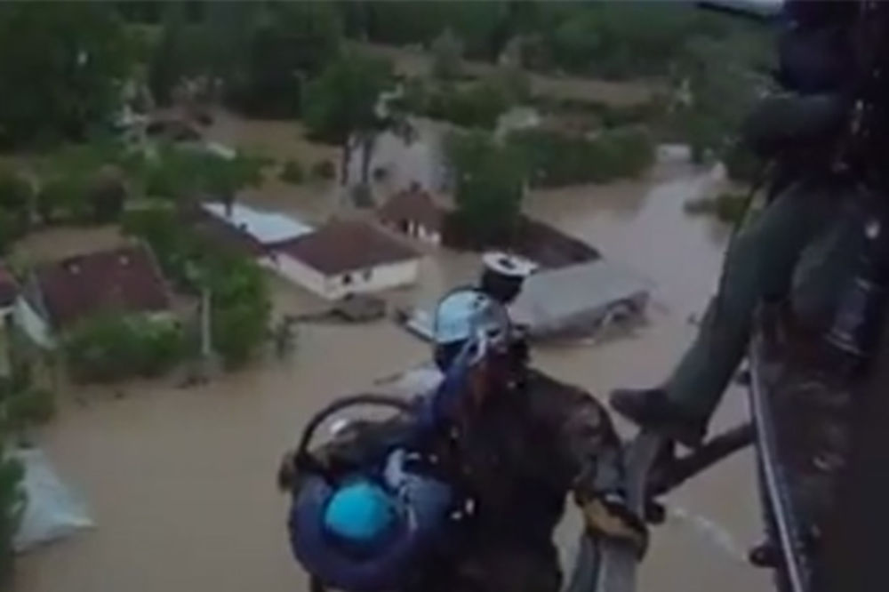 (VIDEO) Pogledajte dramatičan snimak spasavanja bebe iz poplave!