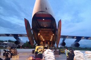 HVALA RUSIJI: Ruski avion sleteo u Niš i doneo 34 tona hrane!