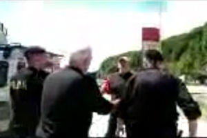 (VIDEO) UŽAS U MAGLAJU: Deca vrištala dok im je policija tukla dedu jer je tražio hranu za njih!