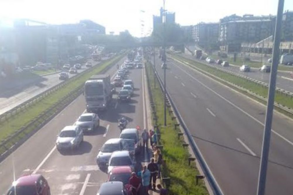 SKOČILA S NADVOŽNJAKA NA AUTO-PUTU: Devojka pokušala da se ubije kod Arene!