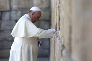 PAPA U JERUSALIMU: Odao poštu Jevrejima i pomolio se na Zidu plača