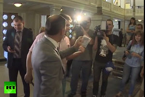 (VIDEO) BAHATO: Gledajte kako je ukrajinski političar izbacio ruske novinare iz parlamenta!