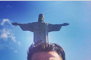 STIGAO U BRAZIL: Džoi Barton se ispred statue Isusa u Riju molio za Engleze