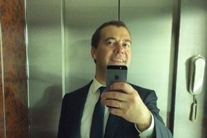 POČETNIK: Premijer Rusije Dmitrij Medvedev napravio prvi selfi!