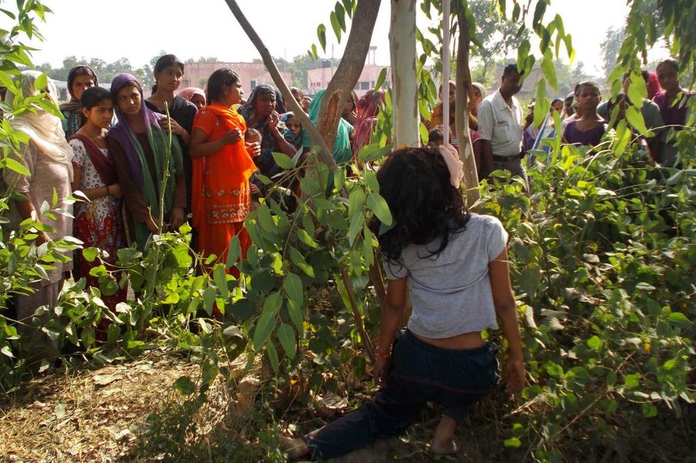 HOROR U INDIJI: Jedna devojka obešena, drugu grupno silovali policajci!