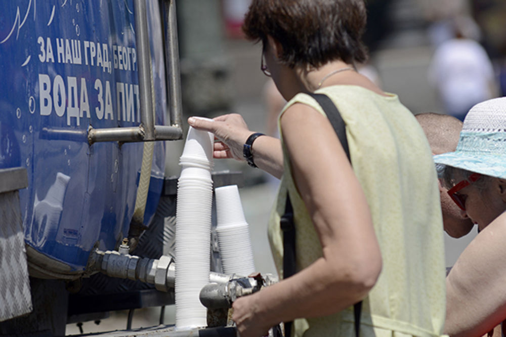 PROBLEM SA VODOVODOM: Pančevci već 6 dana piju vodu iz cisterni