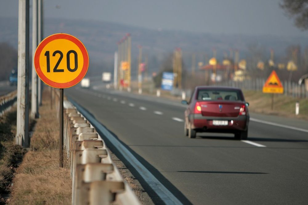 POVOLJNI USLOVI ZA VOZAČE: Suvi kolovozi i umeren saobraćaj na putevima u Srbiji