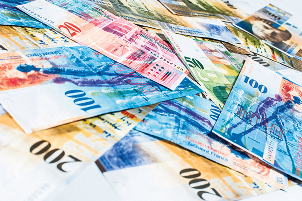 RADUJU SE SKOKU FRANKA: Švajcarci masovno pohrlili u menjačnice