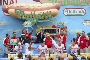 TRAGEDIJA U AMERICI: Ugušio se tokom takmičenja u brzom jedenju hot-doga!