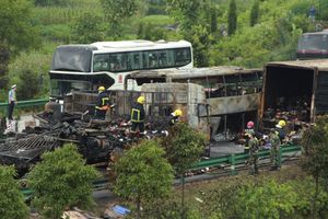 HOROR NA MAGISTRALI: Sudar autobusa i kombija punog eksplozivne tečnosti, 38 mrtvih