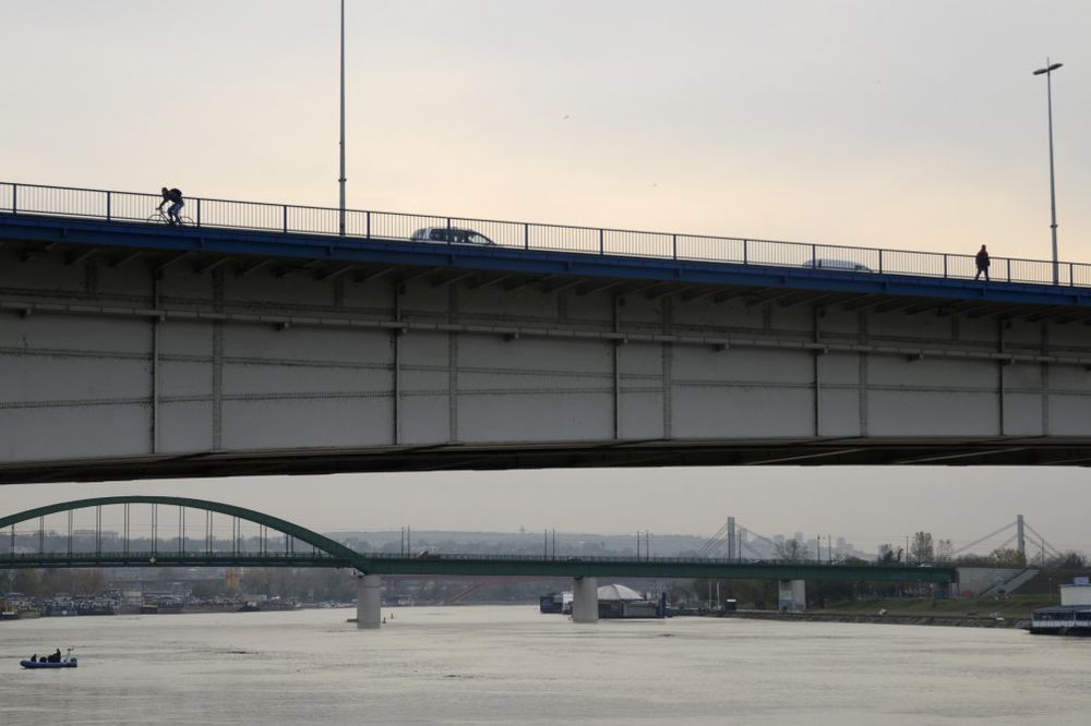 UŽAS U NOVOM BEOGRADU: Muškarac skočio sa Brankovog mosta i pao pravo na beton