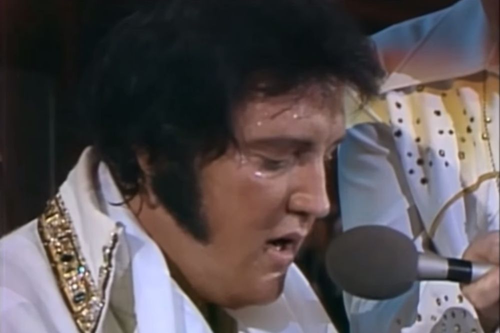 OVAJ VIDEO NIKAD NISTE VIDELI: Elvis Prisli izvodi Unchained melody na klaviru!