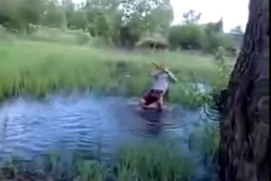 (VIDEO) ZBOG NJEGA PLAČU OD SMEHA: Pijani Rus umislio da je Tarzan