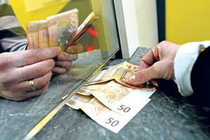 SREDNJI KURS: Za evro danas 123,32 dinara