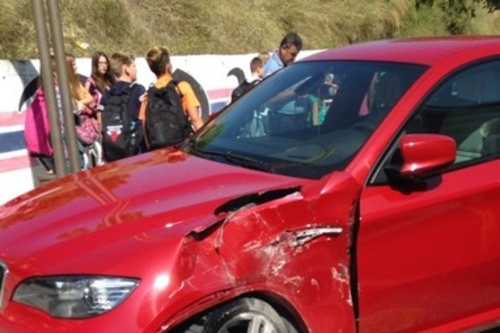 TOMPSONU SLUPALI BMW: Autobus mu udario u auto dok je pevač bio u kafiću!
