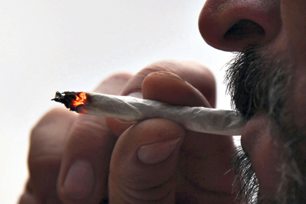DUVAŠ I ZARAĐUJEŠ: Nude posao ljudima s velikim iskustvom u pušenju marihuane