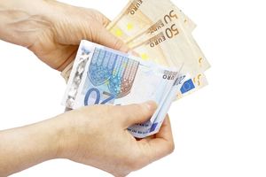 DINAR I DALJE U PADU: Evro danas 121,9 dinara