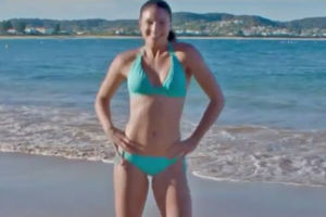 (VIDEO) VRUĆI BIKINI PLES: Atraktivna australijska atletičarka se zaigrala na plaži