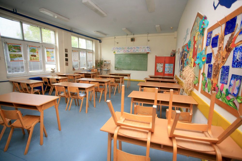 POVRATAK U KLUPE: Škole u Surdulici, Vladičinom Hanu i Trgovištu rade od ponedeljka