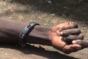 (VIDEO) Umro od ebole, a onda se njegova ruka pomerila i šokirala sve!