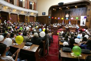 KREDA CRTA MAŠTOM: 400 dece pisalo poruke poslanicima ispred parlamenta!