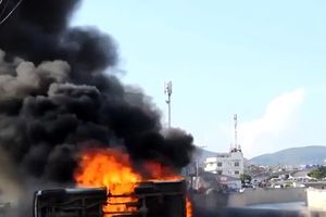 (VIDEO) PROTESTI U MEKSIKU: Profesori zapalili gradsku skupštinu molotovljevim koktelima!