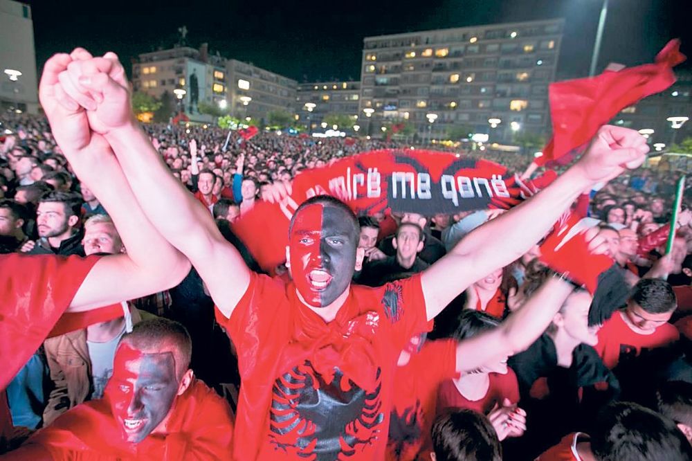 (VIDEO) OTPUTOVALO NEKOLIKO AUTOBUSA: Albanski navijači sa Kosova dolaze u Elbasan bez ulaznica