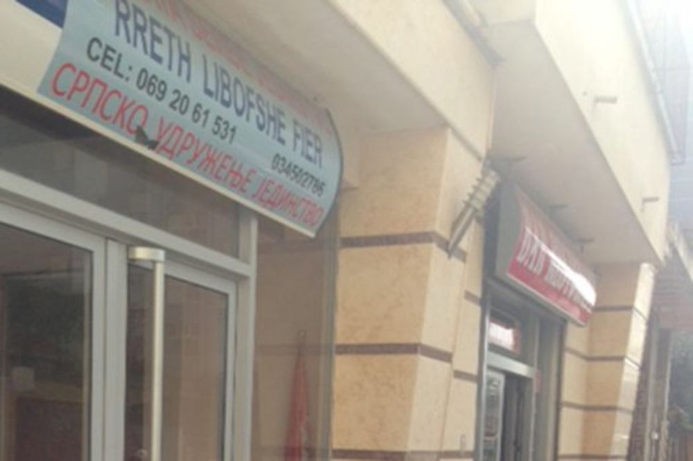 (FOTO) VARVARSKI NAPAD: Albanski ekstremisti kamenovali udruženje Srba u Firu