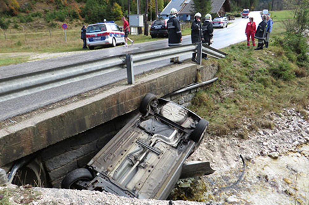 ZAVRŠILI U JARKU: Od kola ostao krš a dete (2) ni ogrebano!