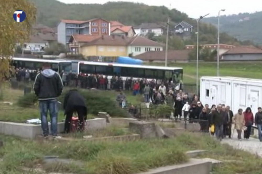 DANAS SU ZADUŠNICE: Srbi obišli razrušeno groblje u južnom delu Mitrovice