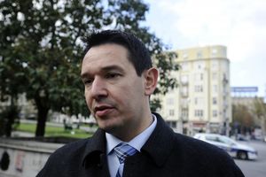 RADIKALU MESEC DANA ZATVORA: Nemanja Šarović osuđen zbog paljenja američke zastave